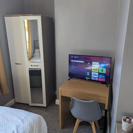 Darwin Stays - Service Accommodation In Newcastle Under Lyme City Centre Exterior photo