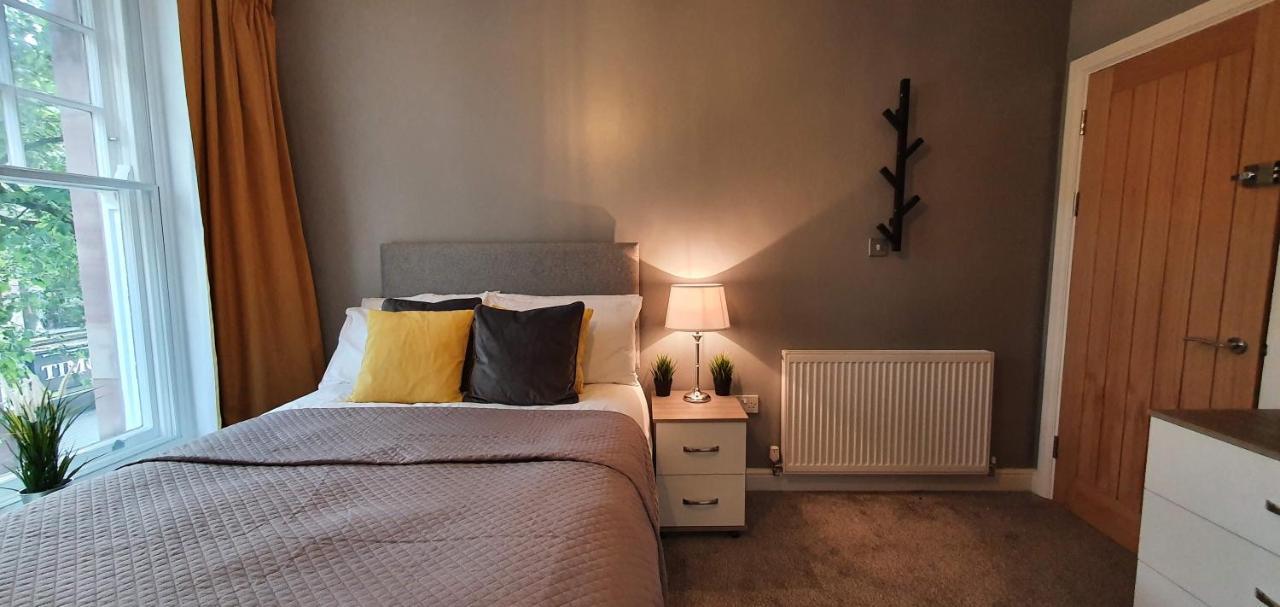 Darwin Stays - Service Accommodation In Newcastle Under Lyme City Centre Exterior photo