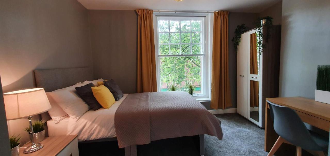 Darwin Stays - Service Accommodation In Newcastle Under Lyme City Centre Exterior photo