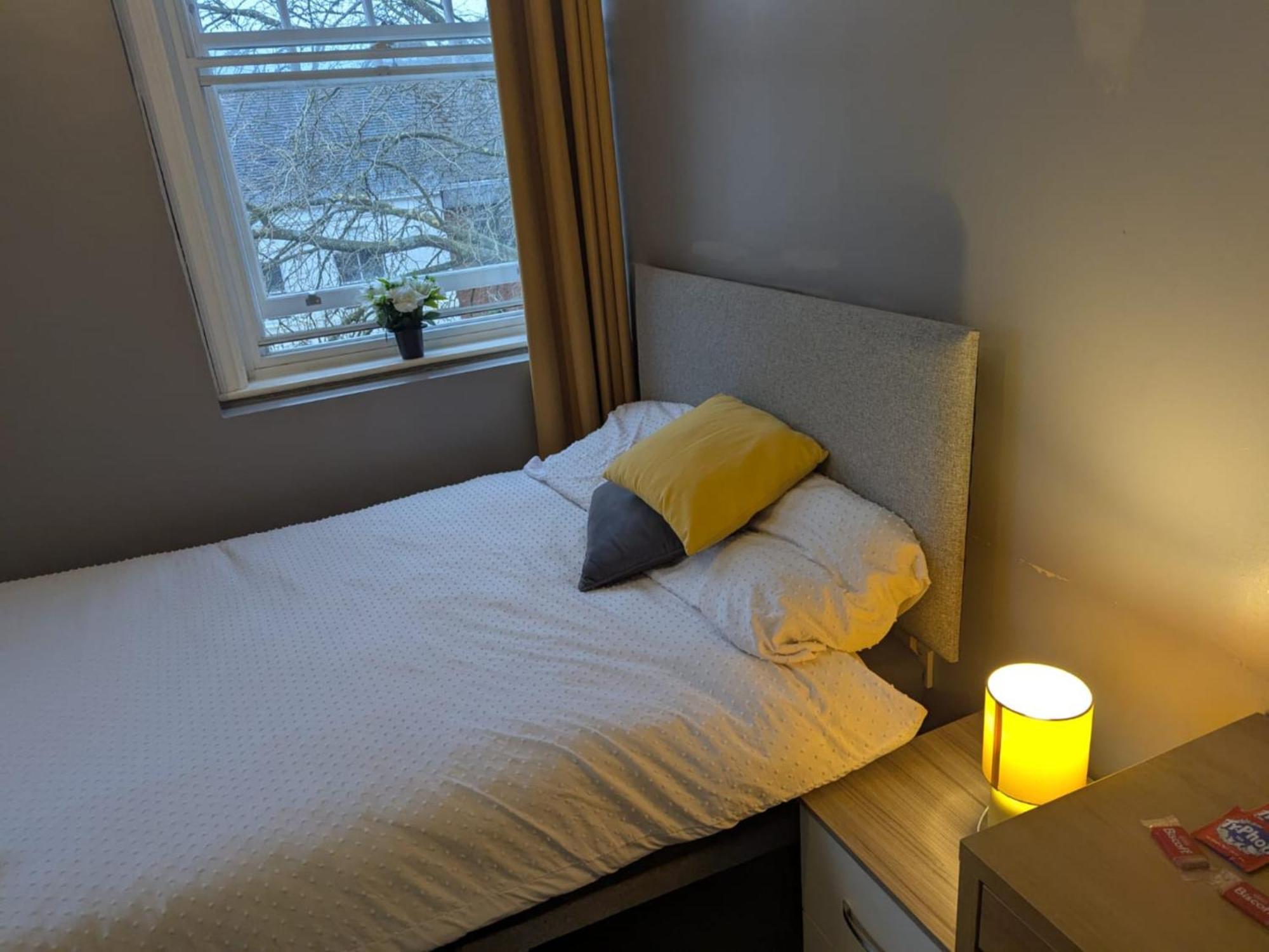 Darwin Stays - Service Accommodation In Newcastle Under Lyme City Centre Exterior photo