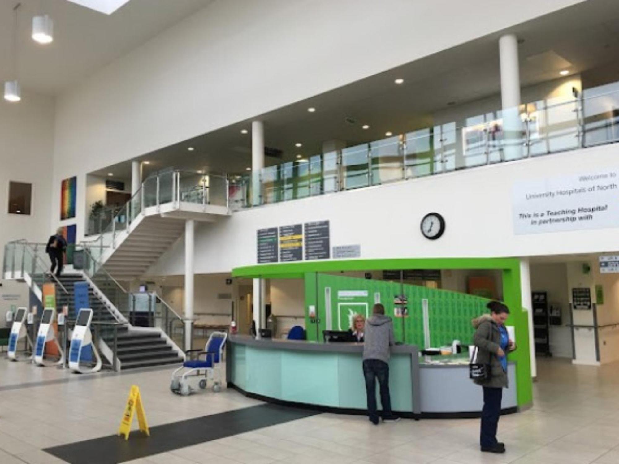 Darwin Stays - Service Accommodation In Newcastle Under Lyme City Centre Exterior photo