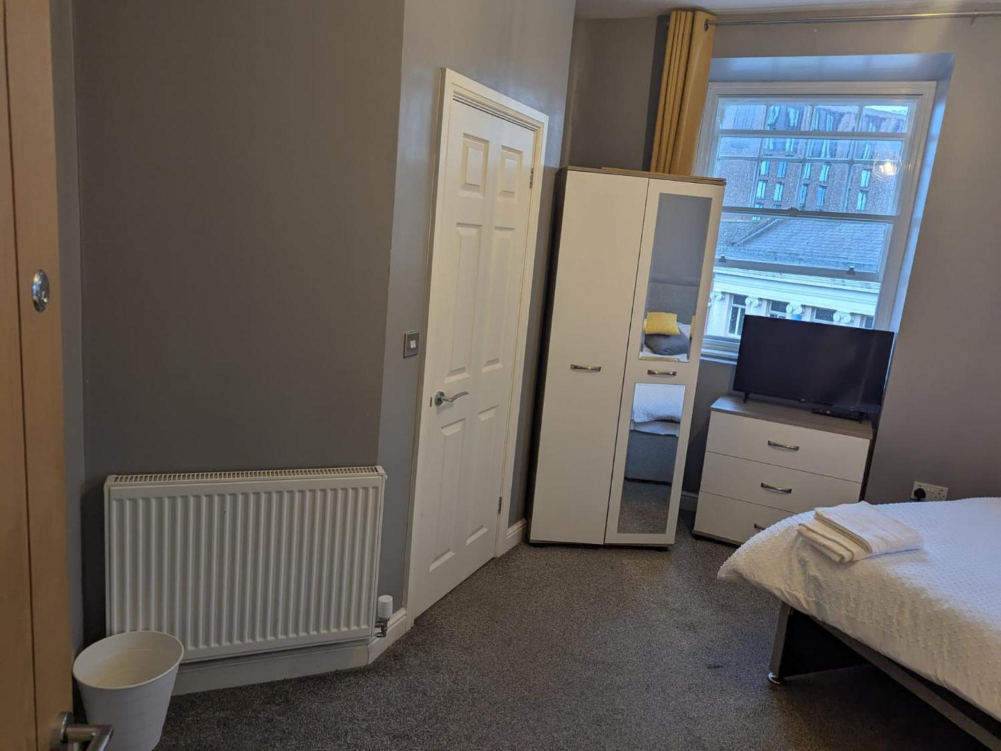 Darwin Stays - Service Accommodation In Newcastle Under Lyme City Centre Exterior photo