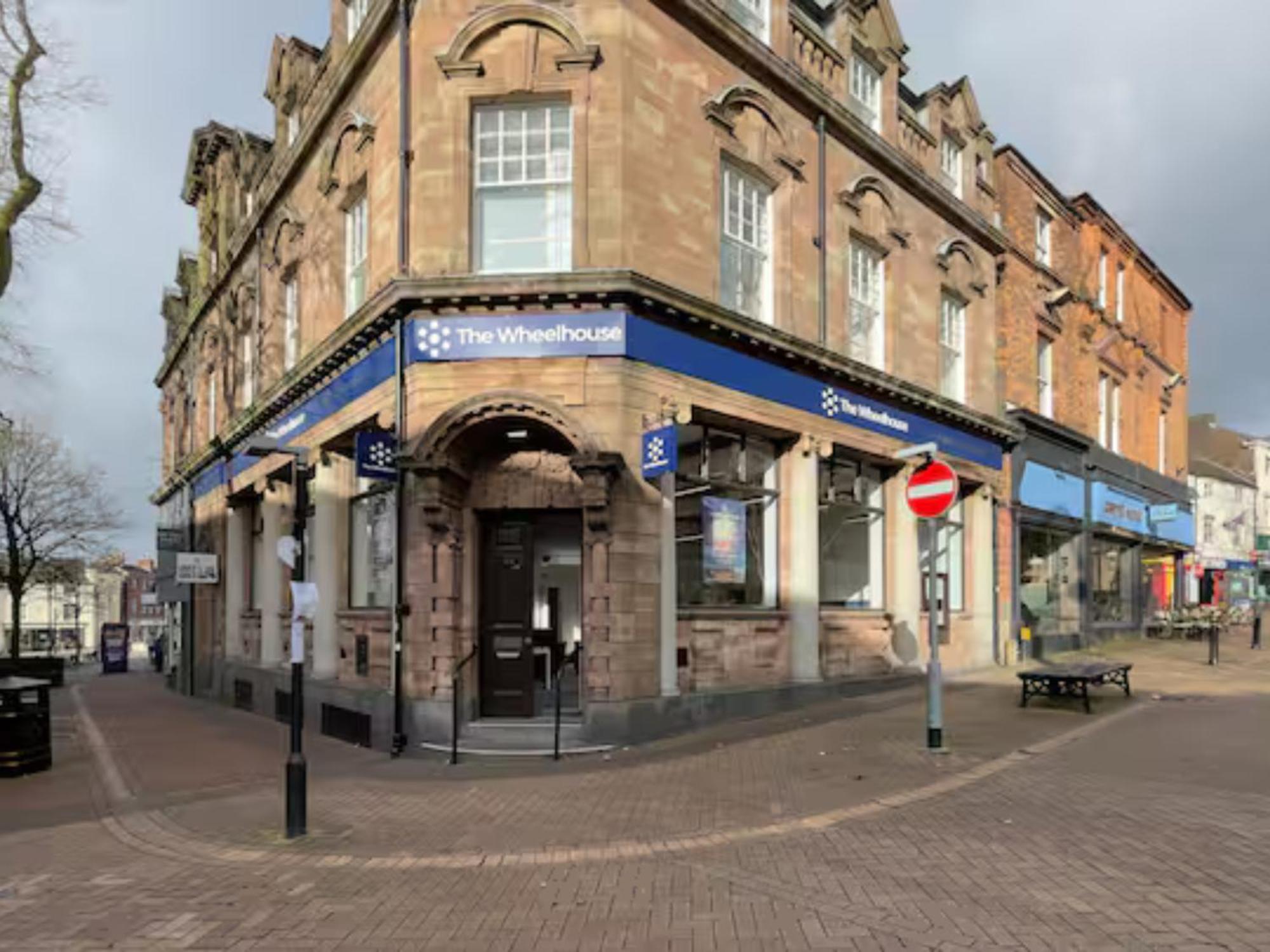 Darwin Stays - Service Accommodation In Newcastle Under Lyme City Centre Exterior photo