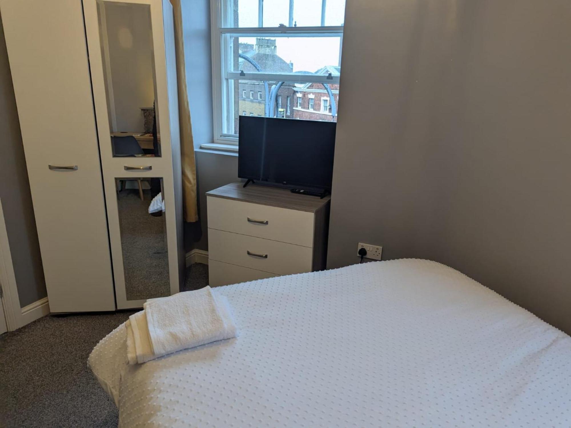 Darwin Stays - Service Accommodation In Newcastle Under Lyme City Centre Exterior photo