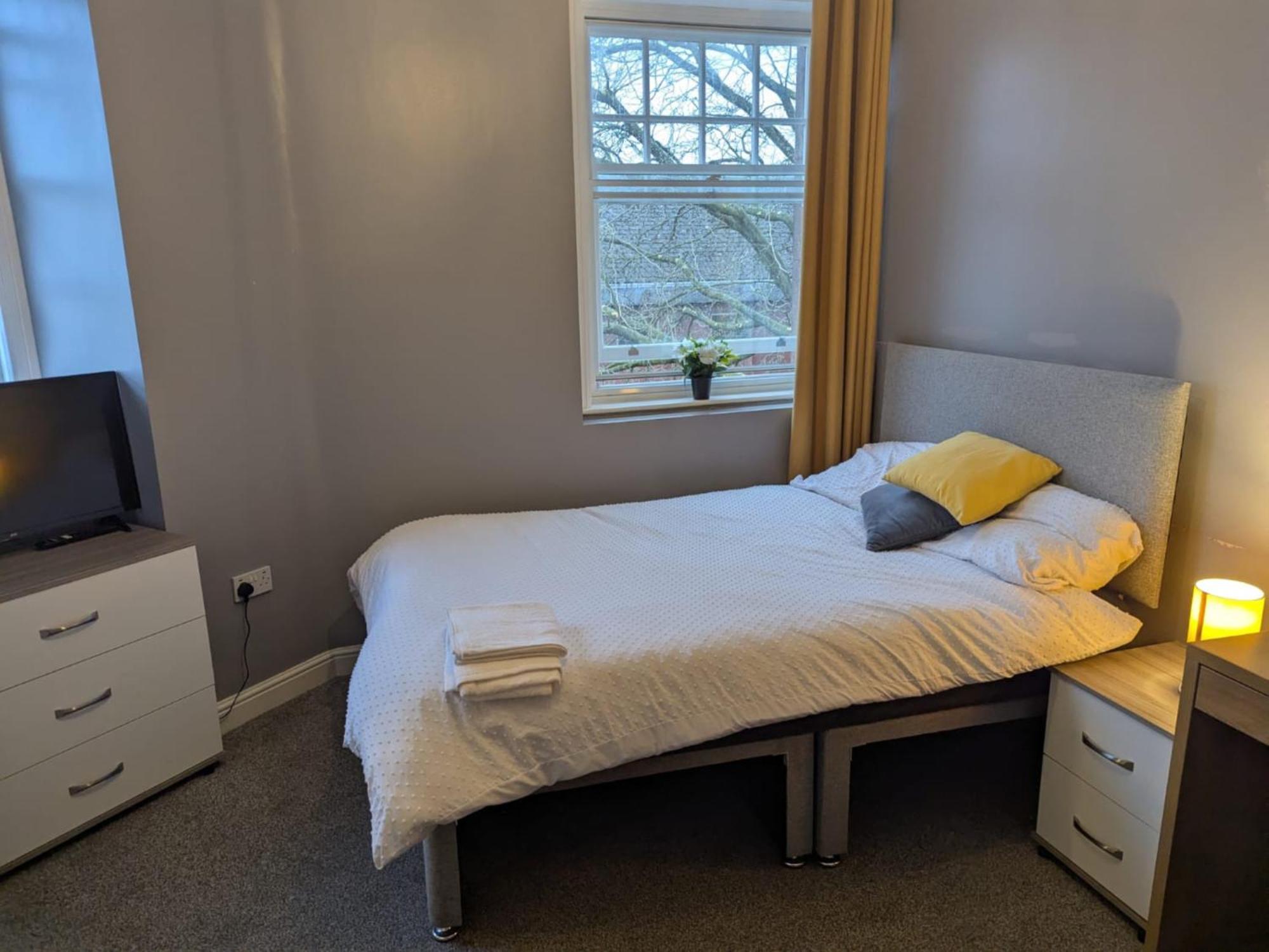 Darwin Stays - Service Accommodation In Newcastle Under Lyme City Centre Exterior photo