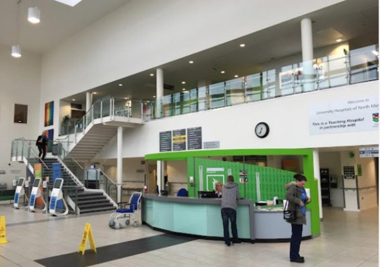 Darwin Stays - Service Accommodation In Newcastle Under Lyme City Centre Exterior photo