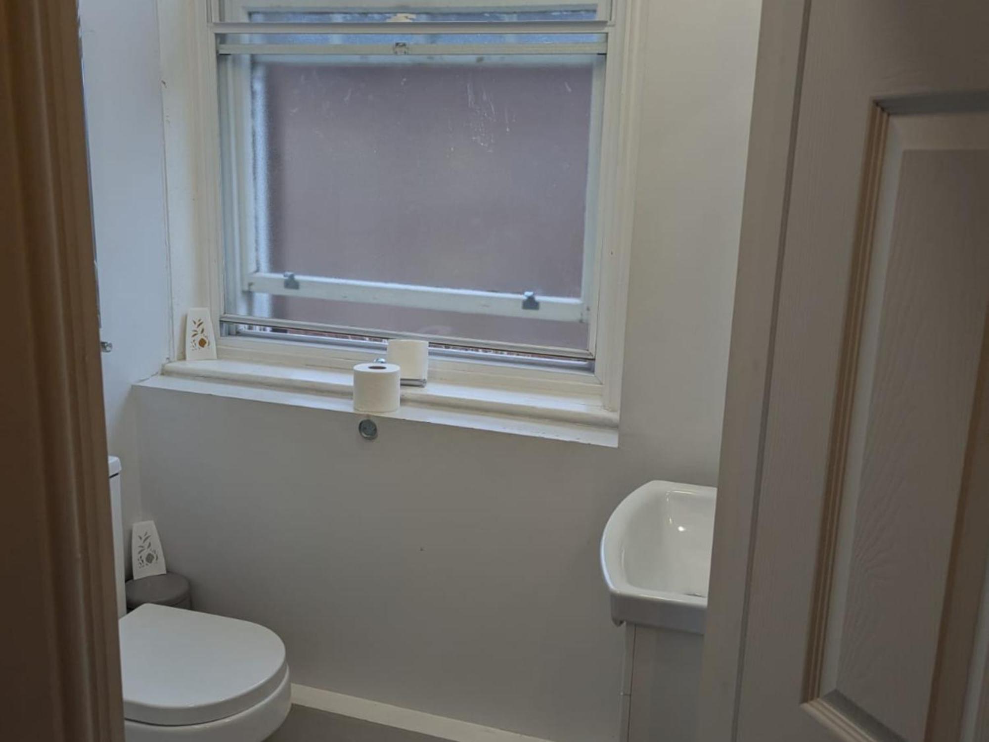 Darwin Stays - Service Accommodation In Newcastle Under Lyme City Centre Exterior photo