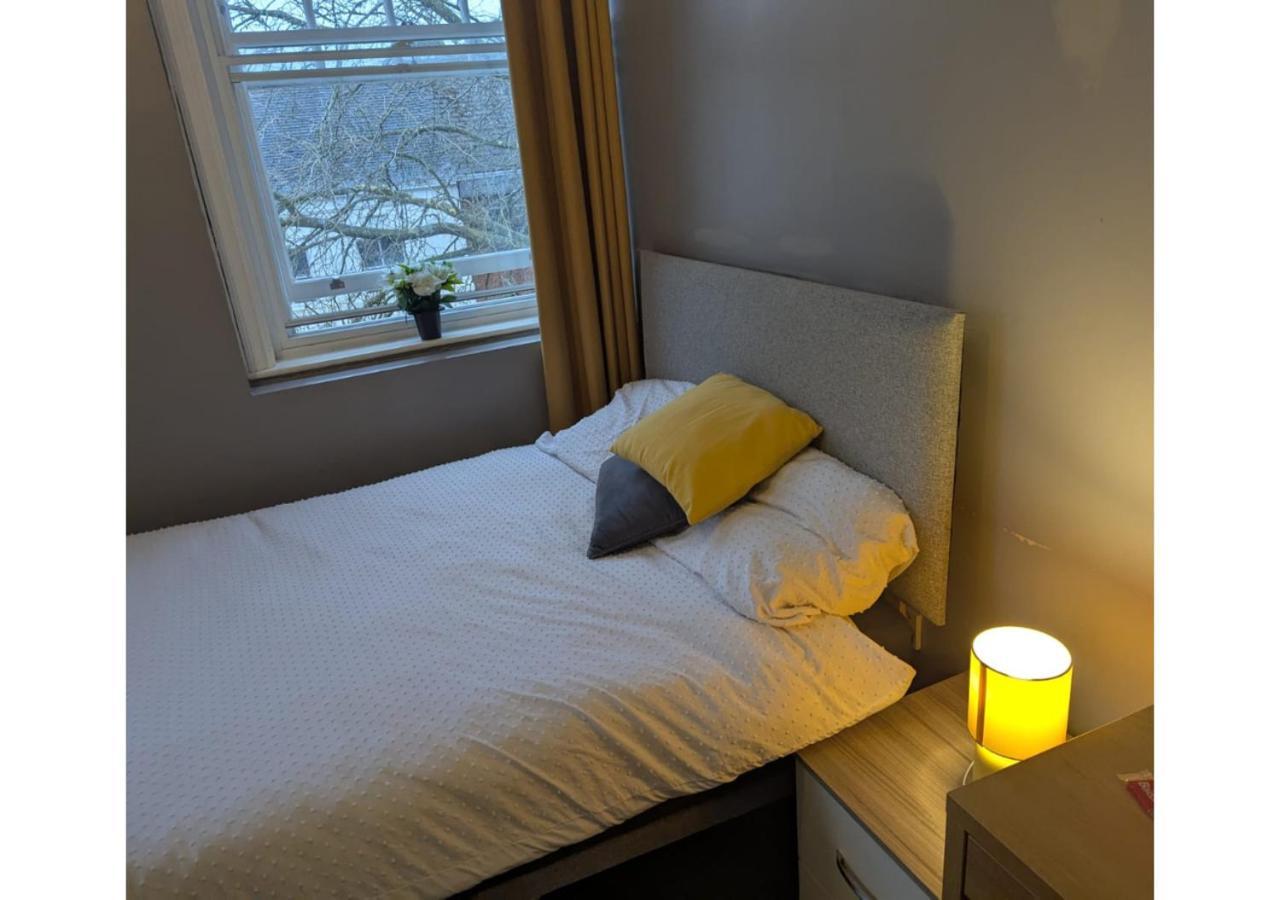 Darwin Stays - Service Accommodation In Newcastle Under Lyme City Centre Exterior photo