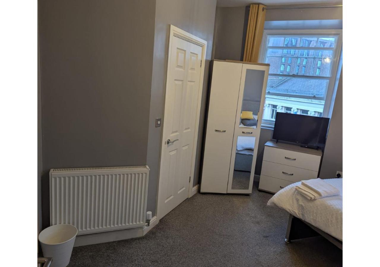 Darwin Stays - Service Accommodation In Newcastle Under Lyme City Centre Exterior photo