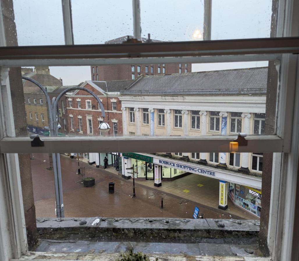Darwin Stays - Service Accommodation In Newcastle Under Lyme City Centre Exterior photo