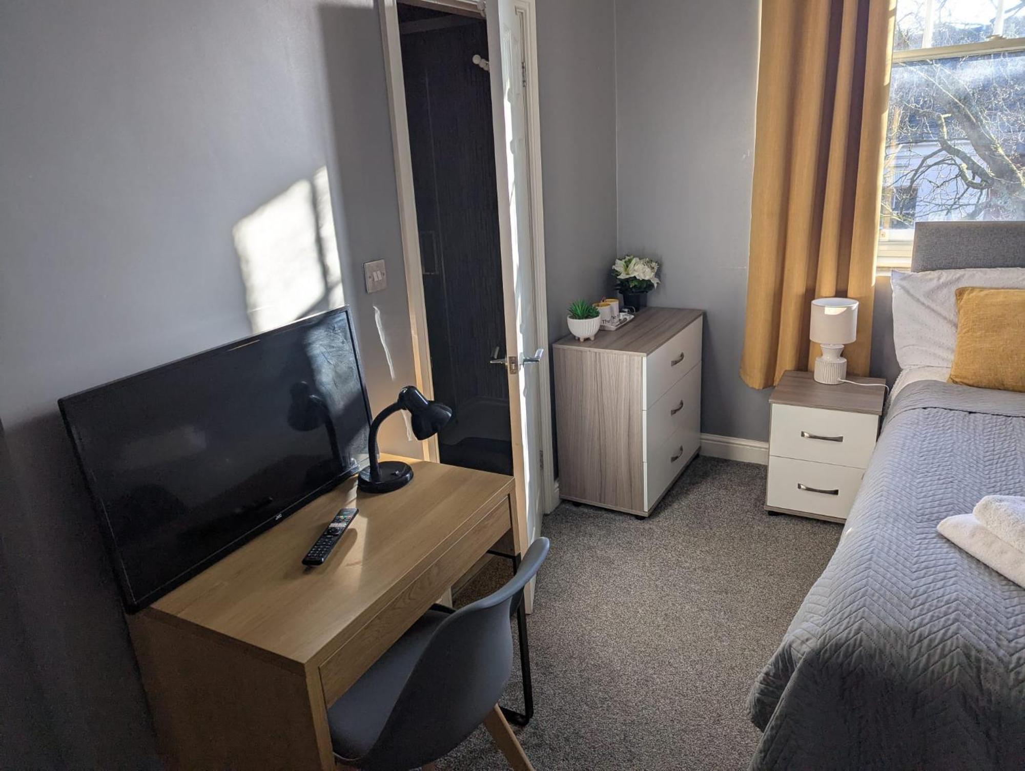 Darwin Stays - Service Accommodation In Newcastle Under Lyme City Centre Exterior photo