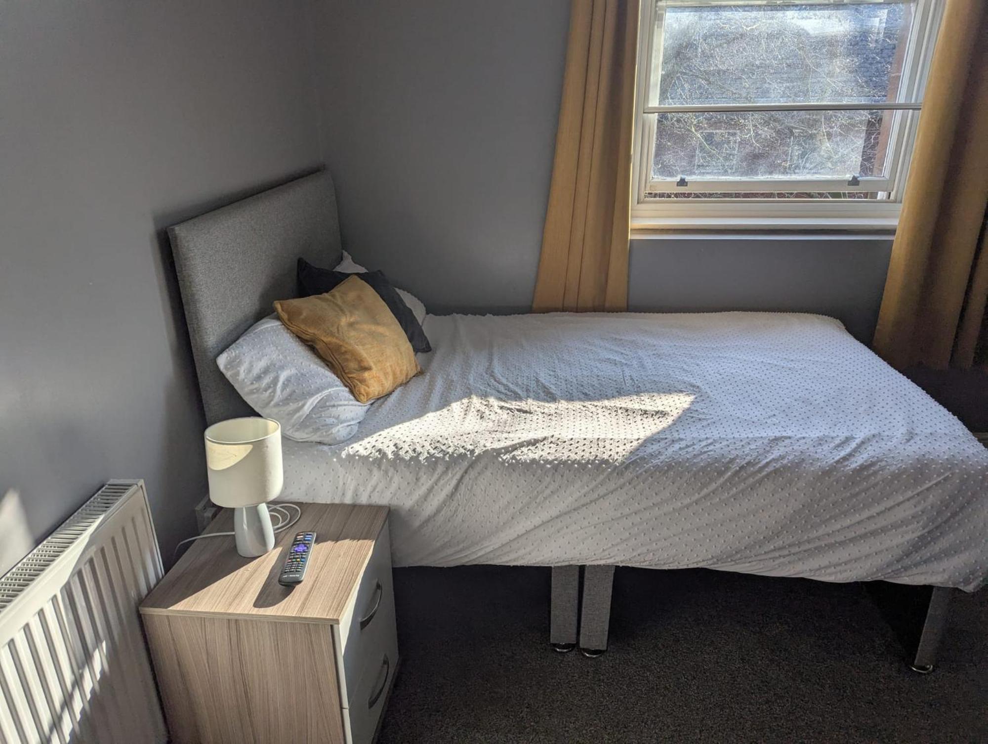 Darwin Stays - Service Accommodation In Newcastle Under Lyme City Centre Exterior photo