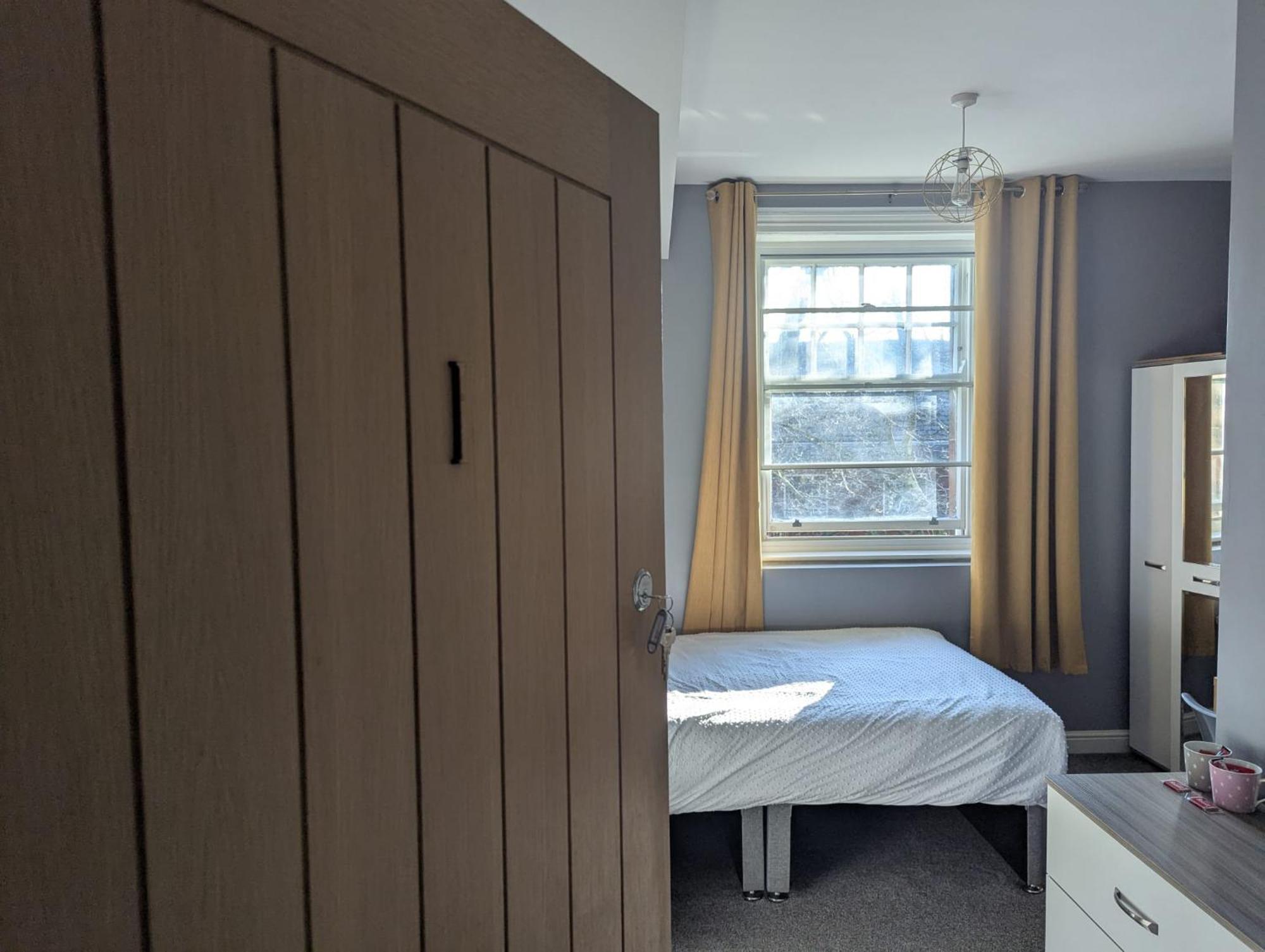 Darwin Stays - Service Accommodation In Newcastle Under Lyme City Centre Exterior photo